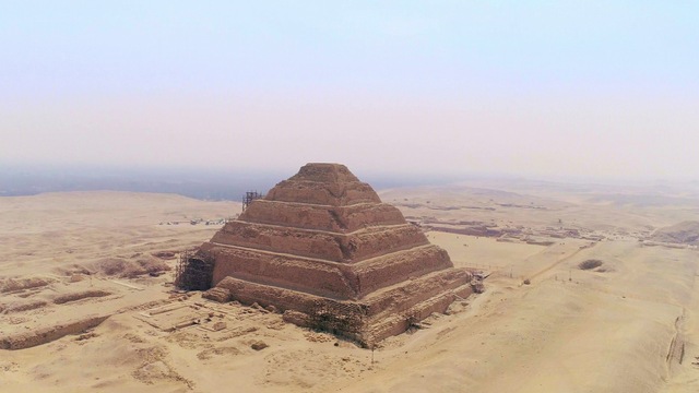 Pyramides Les Mystères Révélés Pyramides : les mystères révélés | Saqqarah, la première pyramide | ICI